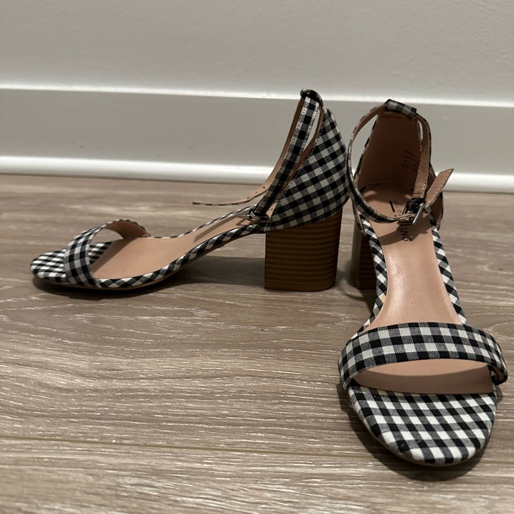 Checkered low heel sandal